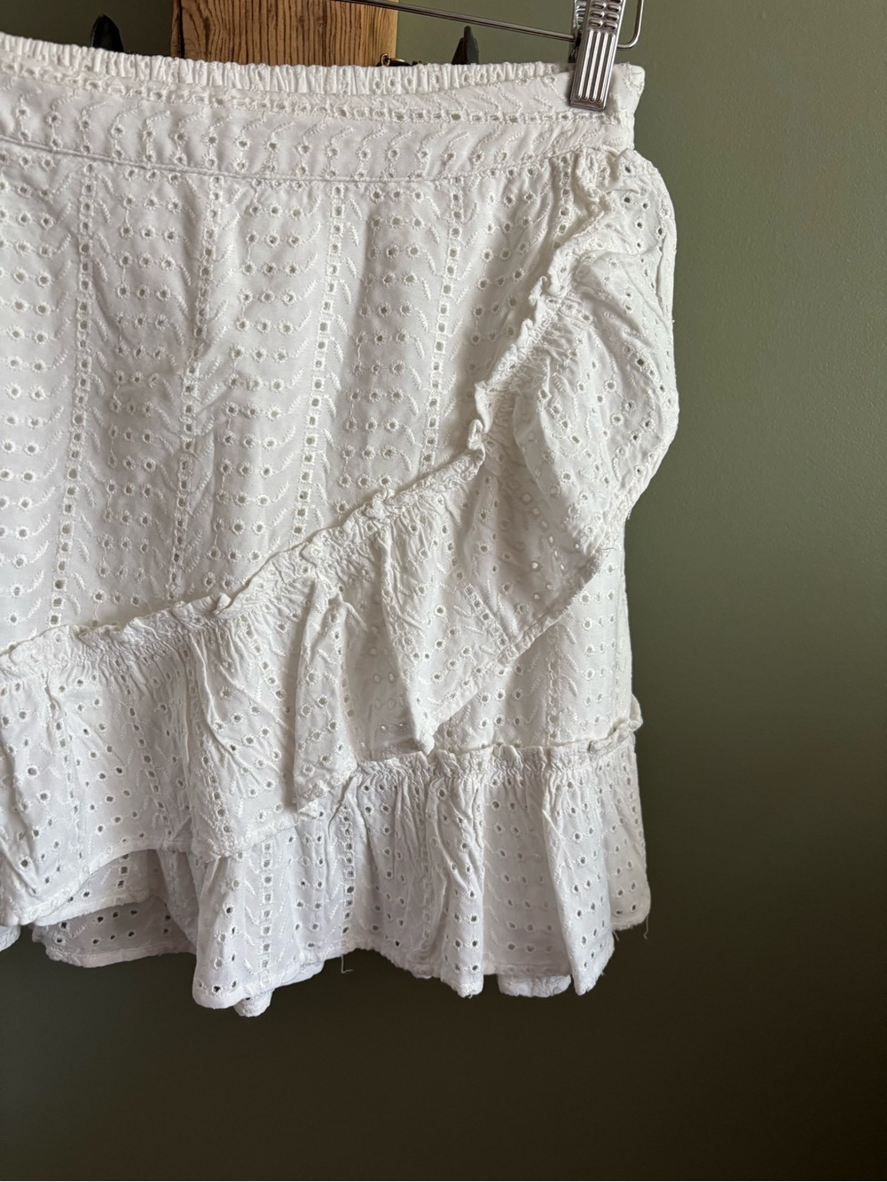 305.) Sim & Sam / White Eyelet Ruffle Mini Skirt - Picture 2 of 5